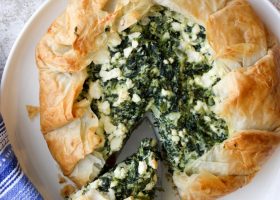 طريقة عمل فطيرة السبانخ بالجبن بعجينة الفيلو