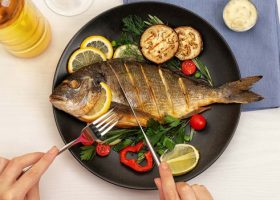 طريقة عمل سمك مشوي بالكزبرة والثوم للرجيم