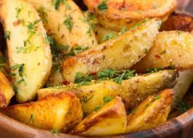 طريقة عمل بطاطس ودجز بالأعشاب