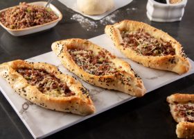 طريقة عمل الخبز التركي بالسجق وجبن الموزريلا