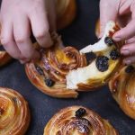 طريقة عمل فطيرة القرفة بالزبيب