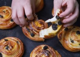 طريقة عمل فطيرة القرفة بالزبيب