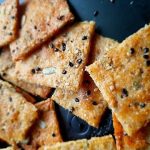 طريقة عمل كراكرز جبن البارميزان كيتو