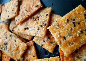 طريقة عمل كراكرز جبن البارميزان كيتو