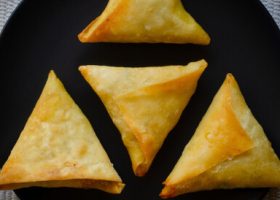 طريقة عمل سمبوسة بالفلفل المشوي والجبن