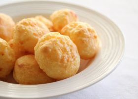 طريقة عمل خبز الجبن الشيدر والفلفل