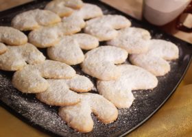 طريقة عمل بسكويت اللوز لضيافة العيد