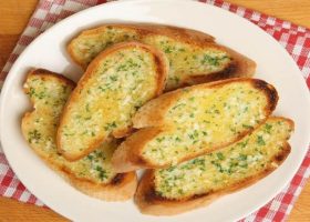 طريقة عمل خبز الثوم الشهي