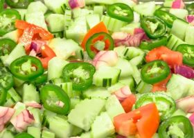 طريقة عمل سلطة الخيار بالهالابينو الحار