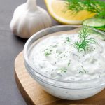 طريقة عمل سلطة الخيار بلبن مع البصل