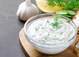 طريقة عمل سلطة الخيار بلبن مع البصل