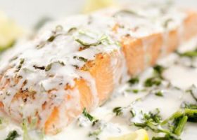 طريقة عمل سلمون مشوي بالكريمة