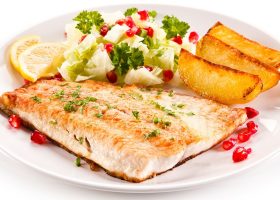 طريقة عمل سمك مشوي بالبطاطس والطماطم بصوص الليمون