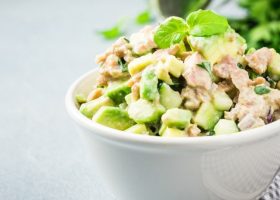 طريقة عمل سلطة الخيار بالتونة الصحية