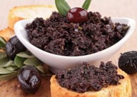 طريقة عمل تغميسة الزيتون الأسود
