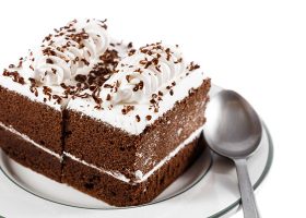 طريقة عمل كيكة الشوكولاتة بالكريمة