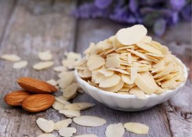 طريقة عمل لوز مبشور محمص