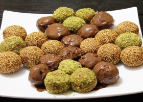 طريقة عمل حلى كرات التمر بالمكسرات