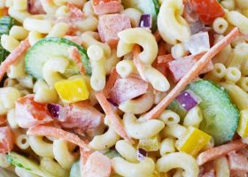 طريقة عمل سلطة المكرونة بالدجاج والأناناس