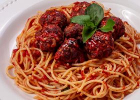 طريقة عمل مكرونة بكرات اللحم والصوص