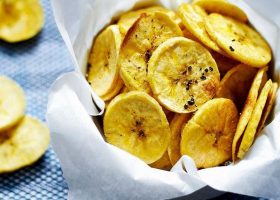 طريقة عمل رقائق الموز الأخضر المملحة