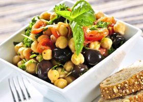 طريقة عمل سلطة الحمص والزيتون الأسود