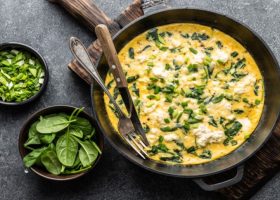 طريقة عمل عجة السبانخ بالجبنة