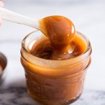 طريقة عمل صلصة الكراميل المملح لتزيين الحلويات