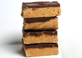 طريقة عمل مربعات زبدة الفول السوداني