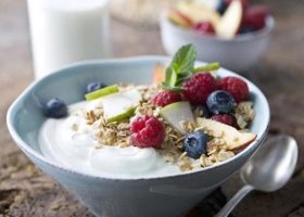 طريقة عمل الفواكة بالزبادي والشوفان للدايت