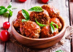 طريقة عمل قلوب الكفتة بالطماطم