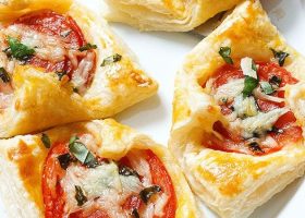 طريقة عمل فطائر الجبن والطماطم بعجينة البف باستري