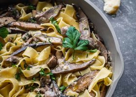طريقة عمل باستا بالثوم والمشروم البري