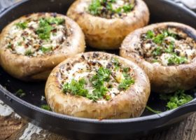 طريقة عمل الفطر المحشي بالسبانخ والأجبان