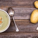 طريقة عمل شوربة البصل الأخضر بالبطاطس