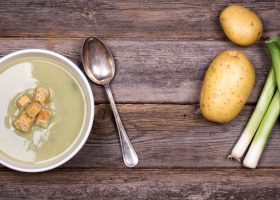 طريقة عمل شوربة البصل الأخضر بالبطاطس