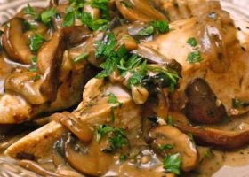 طريقة عمل دجاج بالليمون وصوص الفطر للرجيم