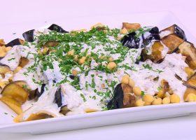 طريقة عمل فتة دجاج مع شرائح الباذنجان