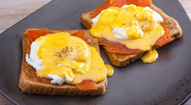 طريقة عمل بيض بندكت مع شرائح السلمون