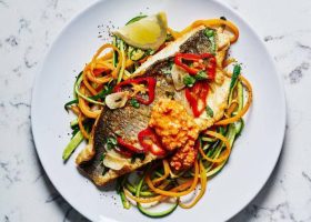 طريقة عمل سمك القاروص الأحمر مع صلصة روميسكو