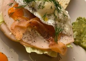 طريقة عمل بيض بنديكت مع الهليون