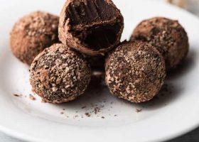 طريقة عمل كرات شوكولاتة النوتيلا بالبندق