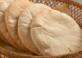 طريقة عمل خبز البيتا بالأجبان