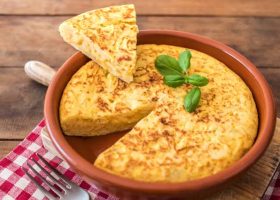 طريقة عمل عجة البيض بالبطاطس