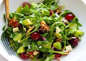 طريقة عمل سلطة الجرجير بالفواكه المجففة والمكسرات