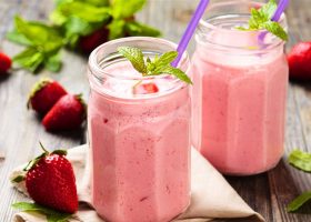 طريقة عمل سموثي العنبية والفراولة