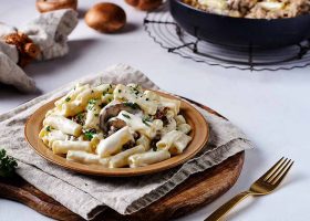 طريقة عمل مكرونة باللحمة المفرومة والكريمة