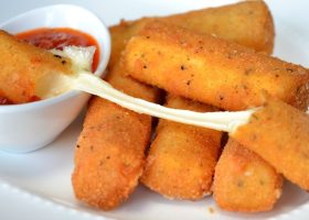 طريقة عمل أصابع الموزاريلا المقرمشة