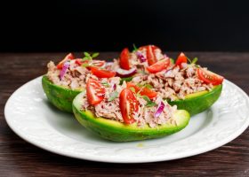 طريقة عمل قوارب الأفوكادو بالتونة للرجيم