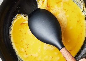 طريقة عمل أومليت بالعسل والمكسرات